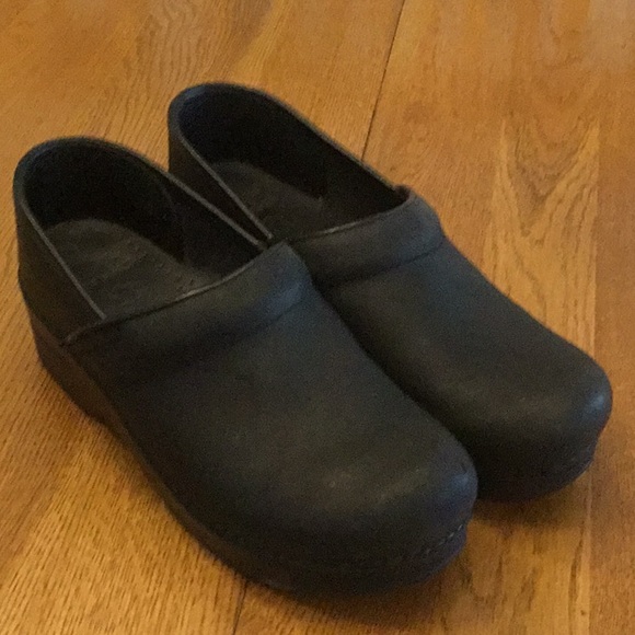 Woman’s Dansko black nubuck clogs. Size 39. Barely worn! Small scratch. - Picture 1 of 8